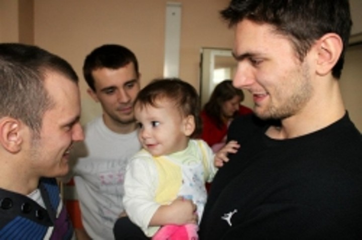 Darčeky malým pacientom od zvolenských hokejistov